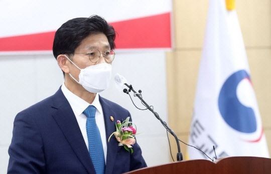 노형욱(사진) 신임 국토교통부 장관이 14일 정부세종청사에서 열린 취임식에서 취임사를 하고 있다. <연합뉴스>